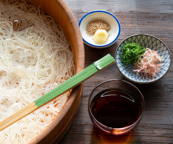 【国産小麦】［30人前］小豆島手延べそうめん　3kg　素麺　赤穂の天塩　かどやのごま油 3枚目の画像