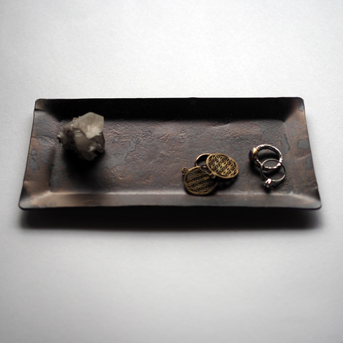 アイアントレー】鉄と炎が生む唯一無二の表情・槌目が織りなす和モダン