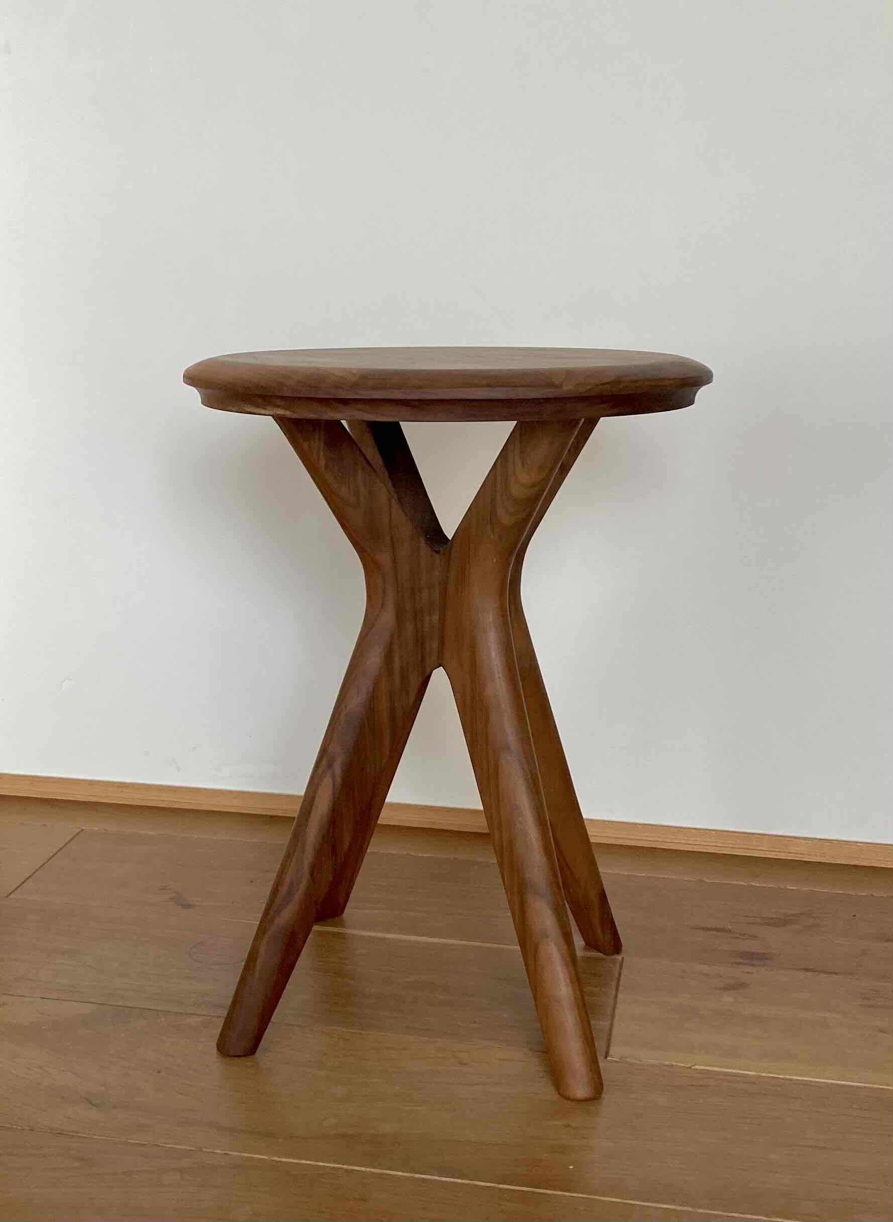 ウォールナット無垢材、手仕事のスツール、バオバブ、一点もの