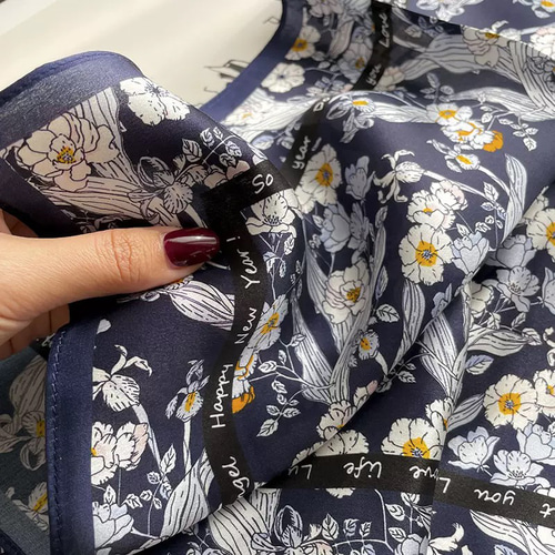 花柄シルク100%スカーフ ネイビー約53cm 絹スカーフ 高級感 オー