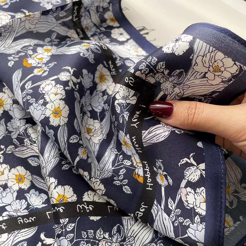 花柄シルク100%スカーフ ネイビー約53cm 絹スカーフ 高級感 オー