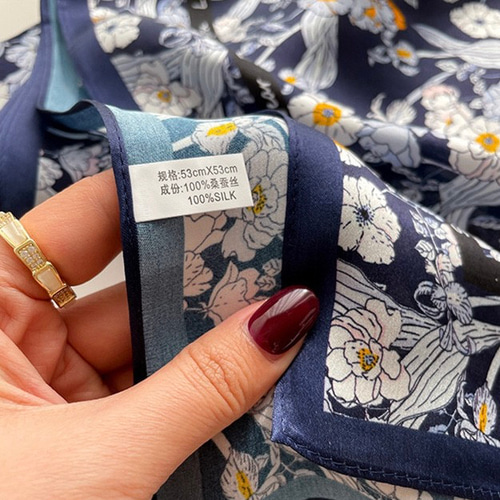 花柄シルク100%スカーフ ネイビー約53cm 絹スカーフ 高級感 オー