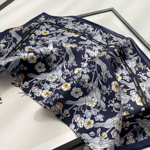 花柄シルク100%スカーフ ネイビー約53cm 絹スカーフ 高級感 オー