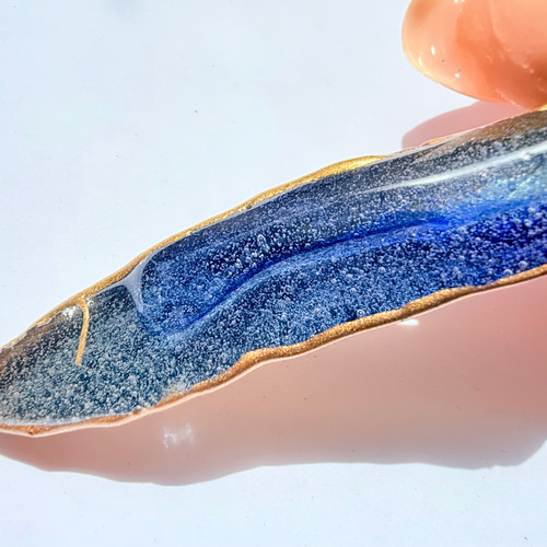 一点物の琉球ガラスに金継ぎを施したネックレス｜和と南国が調和する