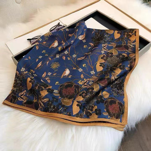 花柄シルクスカーフ 約 65cm 100％シルク 高級感 大判絹製スカーフ