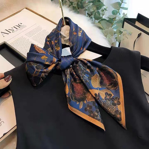 花柄シルクスカーフ 約 65cm 100％シルク 高級感 大判絹製スカーフ