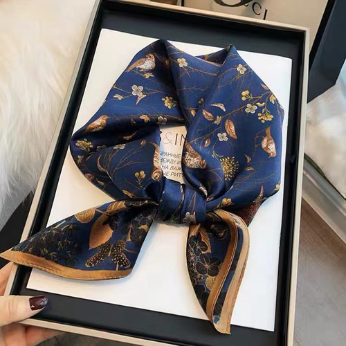 花柄シルクスカーフ 約 65cm 100％シルク 高級感 大判絹製スカーフ