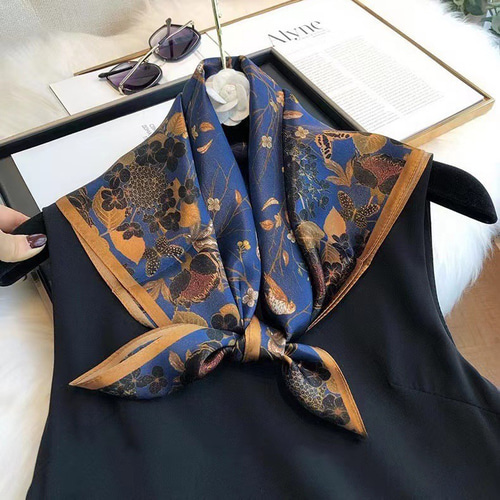 花柄シルクスカーフ 約 65cm 100％シルク 高級感 大判絹製スカーフ