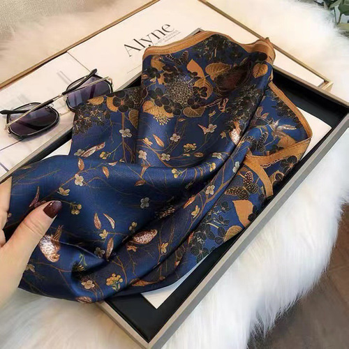 花柄シルクスカーフ 約 65cm 100％シルク 高級感 大判絹製スカーフ