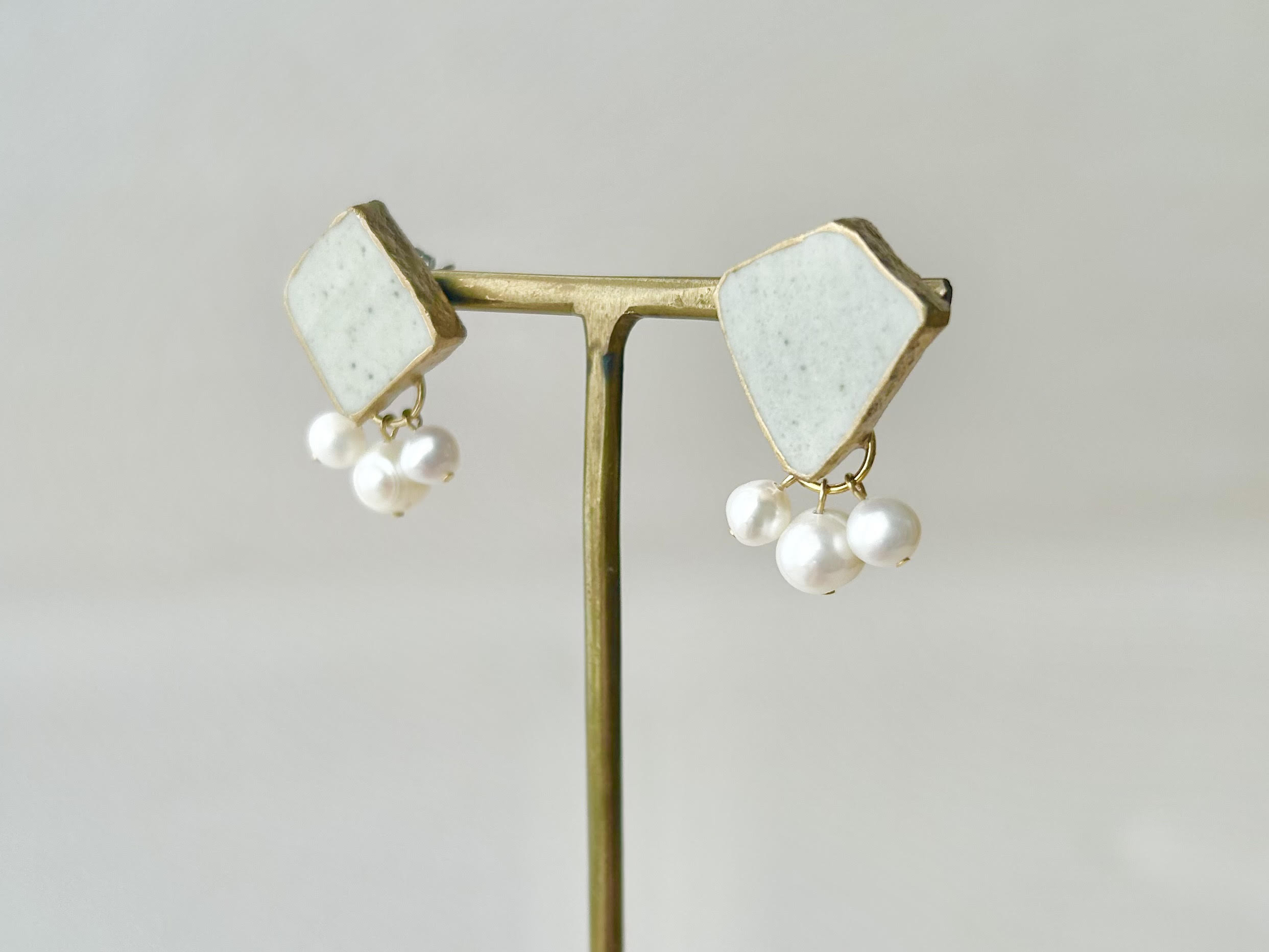 唐津焼　白華窯　サージカルステンレスピアス　金継ぎ　白　淡水パール　天然石　伝統工芸　＃211