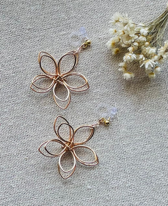 Aprosio&co のサーモンピンクボールイヤリング Aprosio&co のサーモン