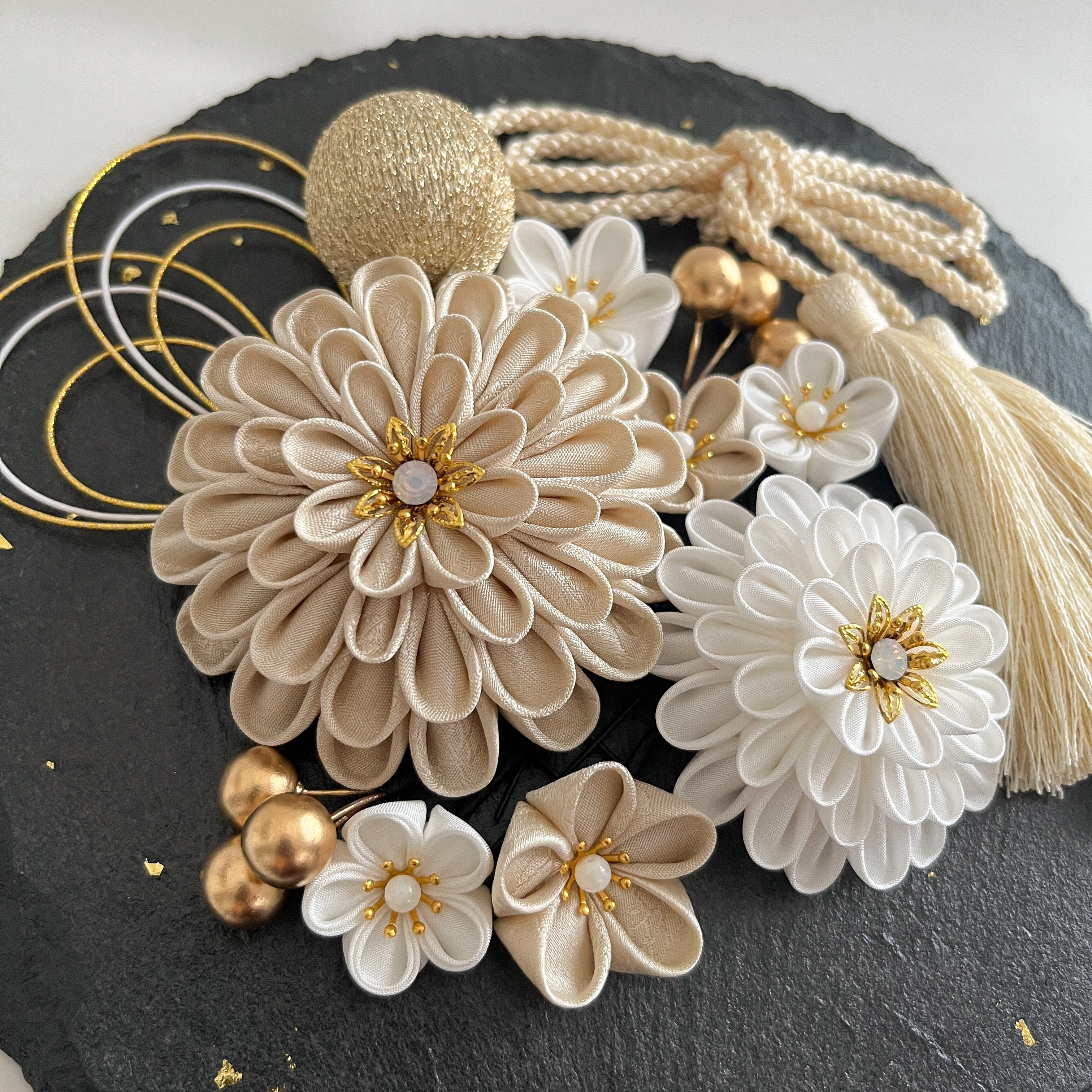 気品あふれる シャンパンゴールド×ホワイト 卒業式 成人式 七五三 結婚式 髪飾り 正絹つまみ細工｜和装 前撮り 和玉