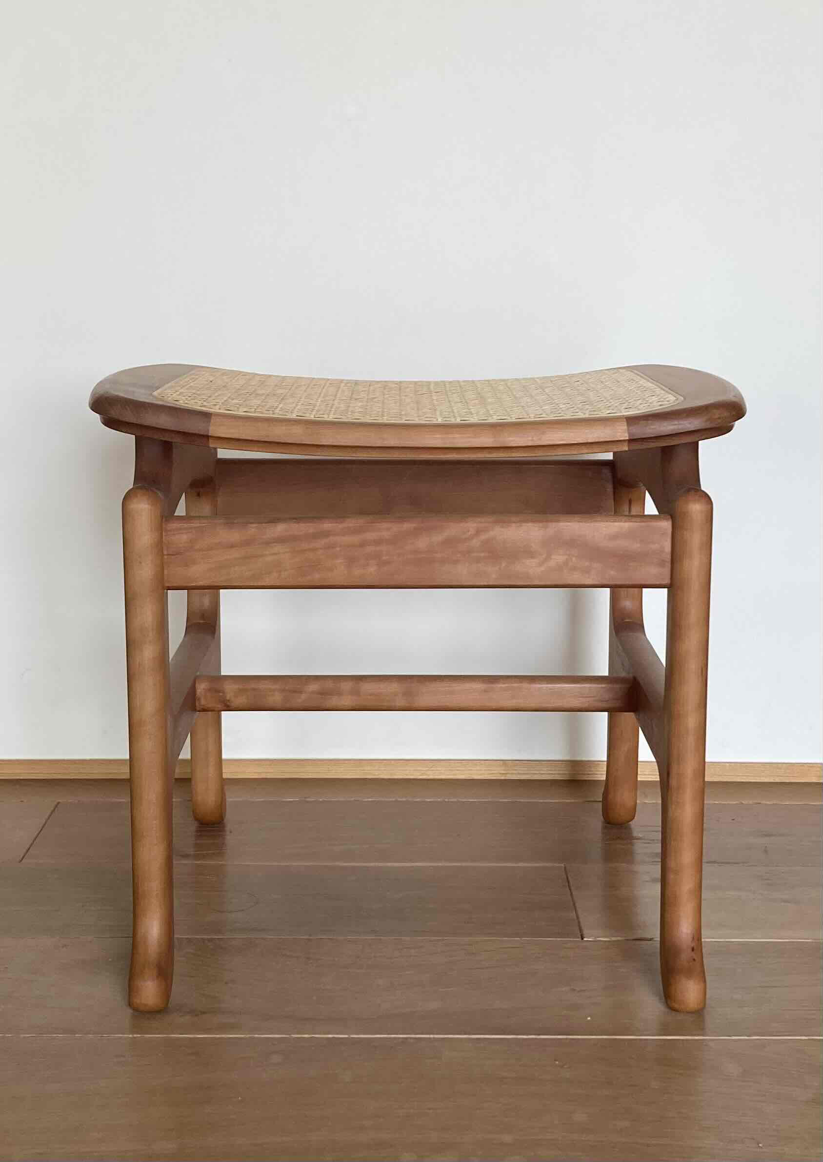 チェリー無垢材とラタンのスツール、やわらかな曲線美と軽やかさ