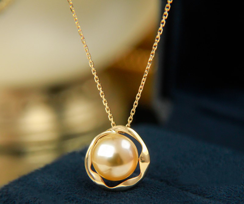 【La Corser】ゴールデンローズデザイン 高級 8-10mm 南洋ゴールドパールペンダントネックレス 18Kゴールド 天然