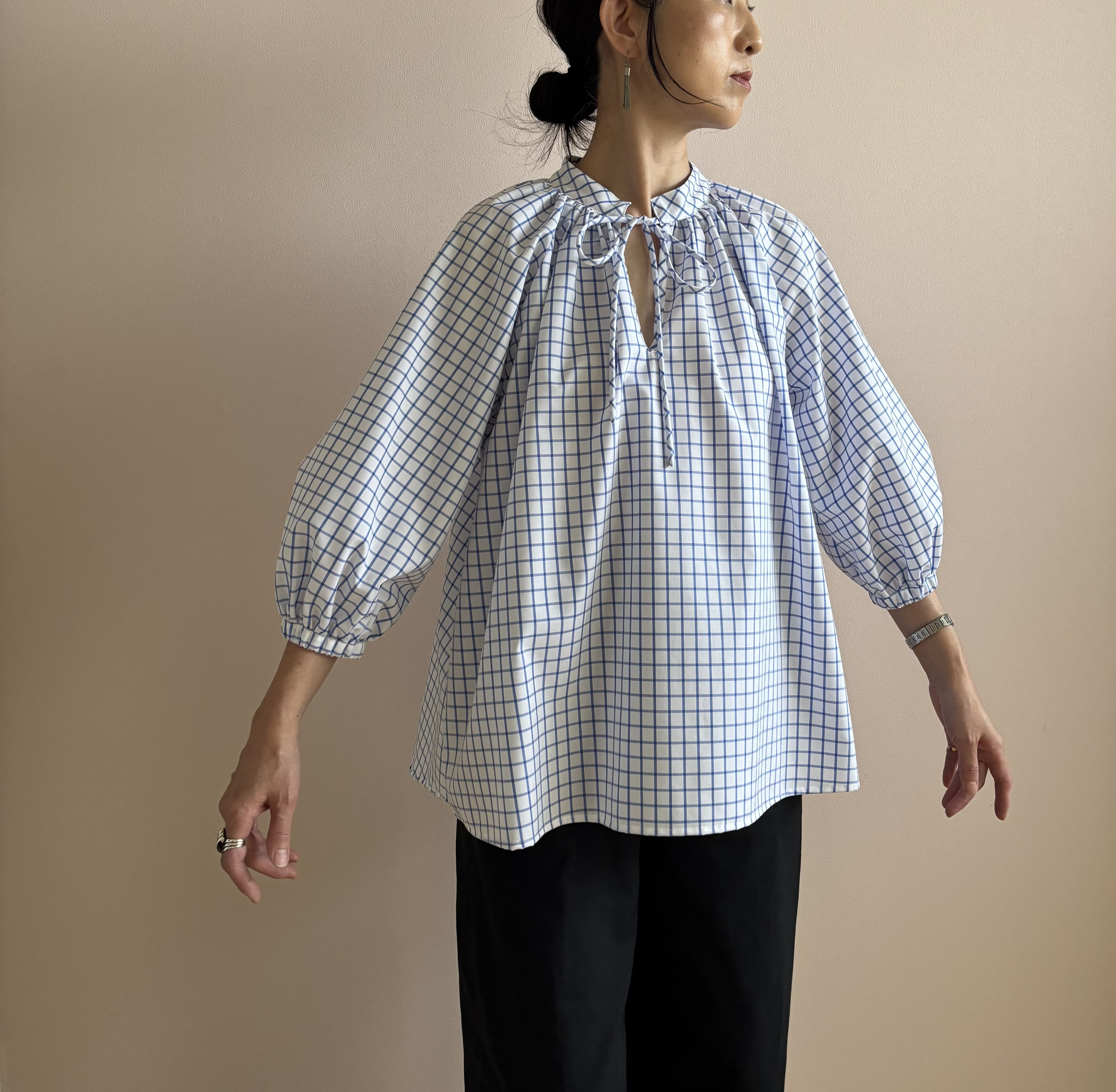 新作＊さらさらコットンのギャザーブラウス＊ホワイト×ブルー＊フリーサイズ