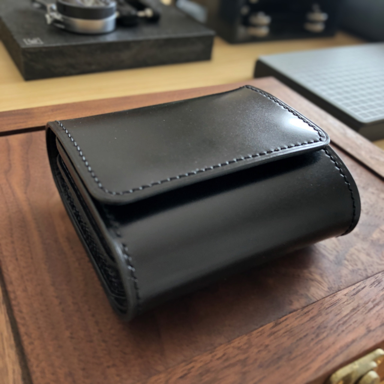 新喜皮革コードバン×サドルレザー 三つ折りミニウォレット 総手縫い ブラック 完成品 新喜皮革コードバン×サドルレザー 三つ折りミニ
