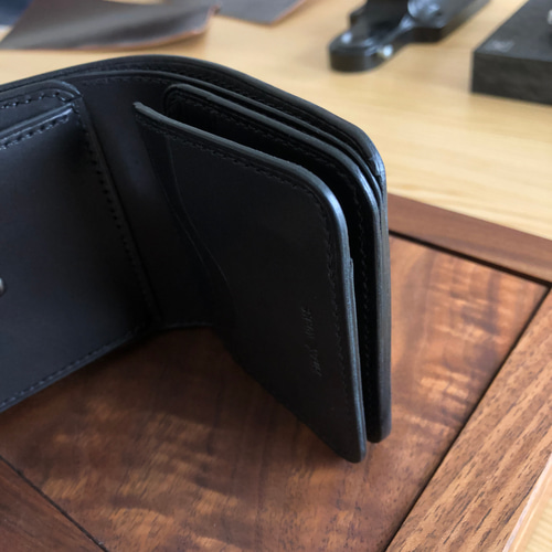 新喜皮革コードバン×サドルレザー 三つ折りミニウォレット 総手縫い ブラック 完成品 新喜皮革コードバン×サドルレザー 三つ折りミニ