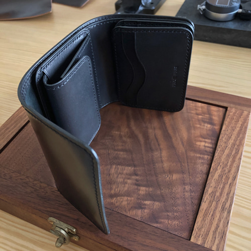 新喜皮革コードバン×サドルレザー 三つ折りミニウォレット 総手縫い ブラック 完成品 新喜皮革コードバン×サドルレザー 三つ折りミニ