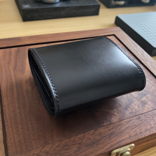 新喜皮革コードバン×サドルレザー 三つ折りミニウォレット 総手縫い ブラック 完成品 新喜皮革コードバン×サドルレザー 三つ折りミニ