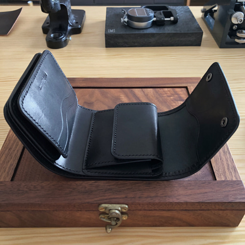 新喜皮革コードバン×サドルレザー 三つ折りミニウォレット 総手縫い ブラック 新喜皮革コードバン×サドルレザー 三つ折りミニウォレット 総