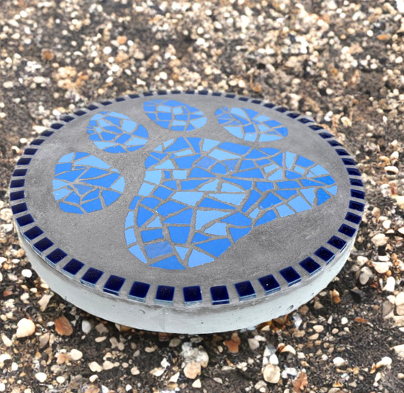 セール品　27cm  犬猫の足型ガーデンステップ（ブルー） 2枚目の画像