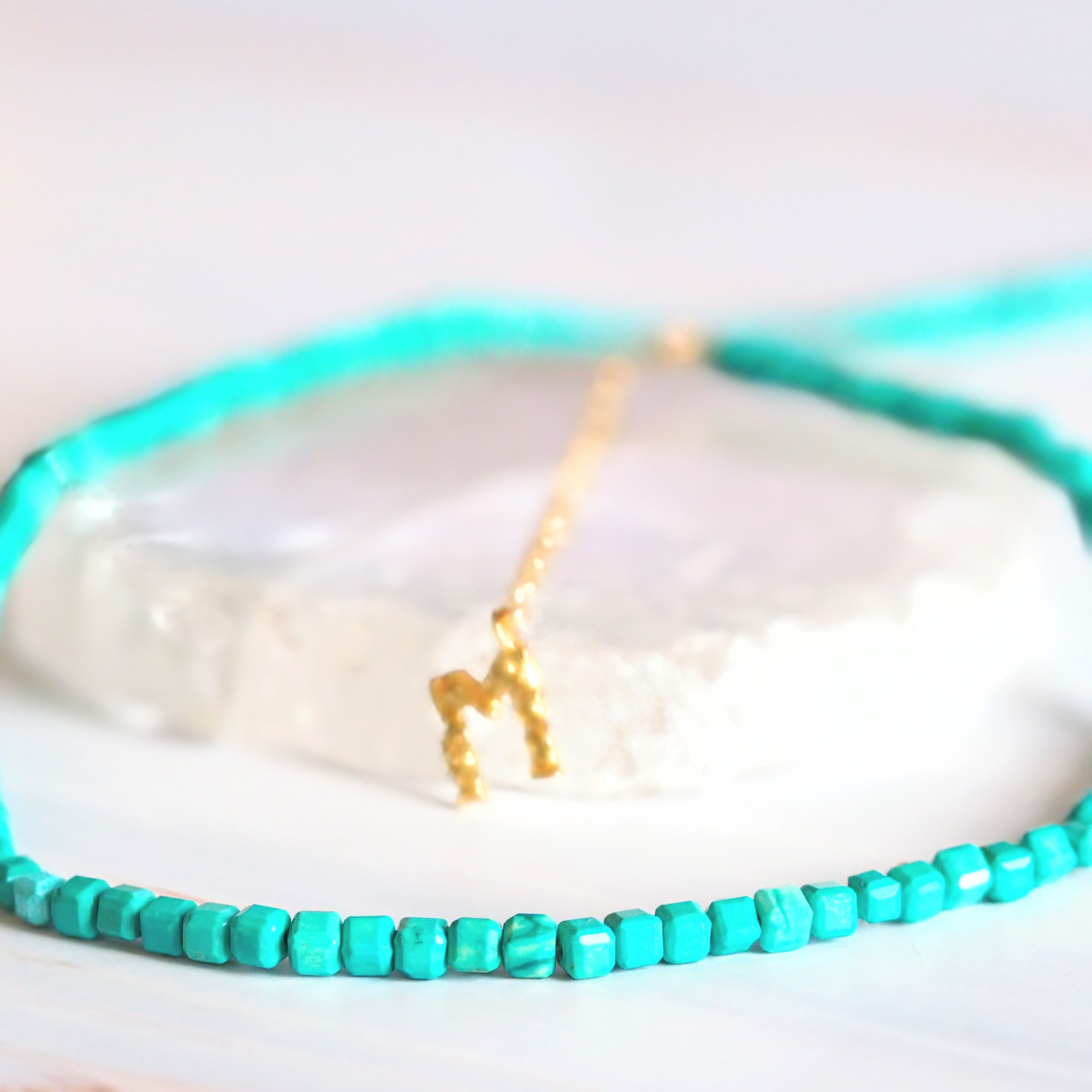 《ターコイズのイニシャルネックレス》