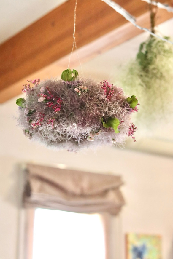 スモークツリー とドドナエアのシックなフライングリース貝細工スターチス