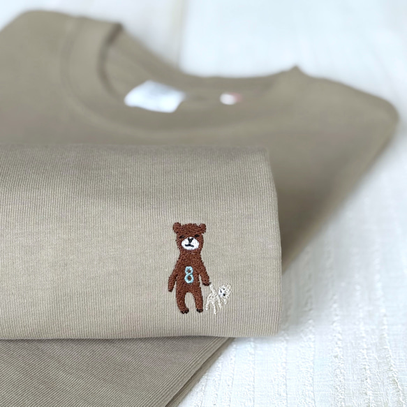 8くま 刺繍Tシャツ（サンドカーキ）【在庫限り】 1枚目の画像