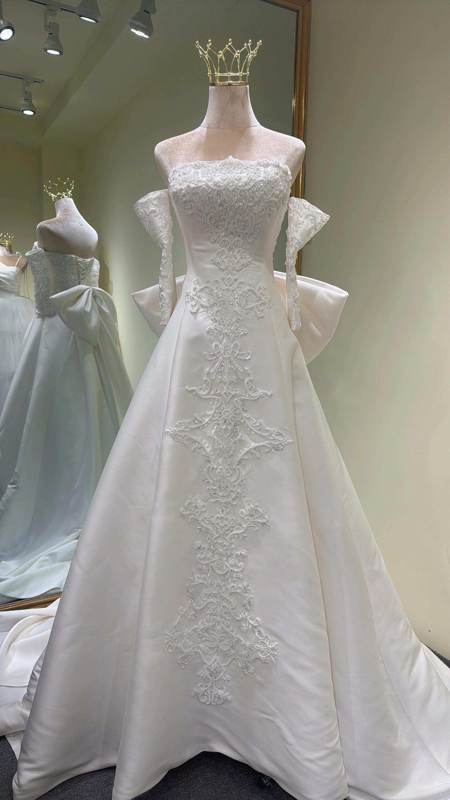 送料無料　光沢サテン　美しいレース　Aライン　スレンダー　エレガントなシルエット　可愛いバックリボン　上品二次会披露宴