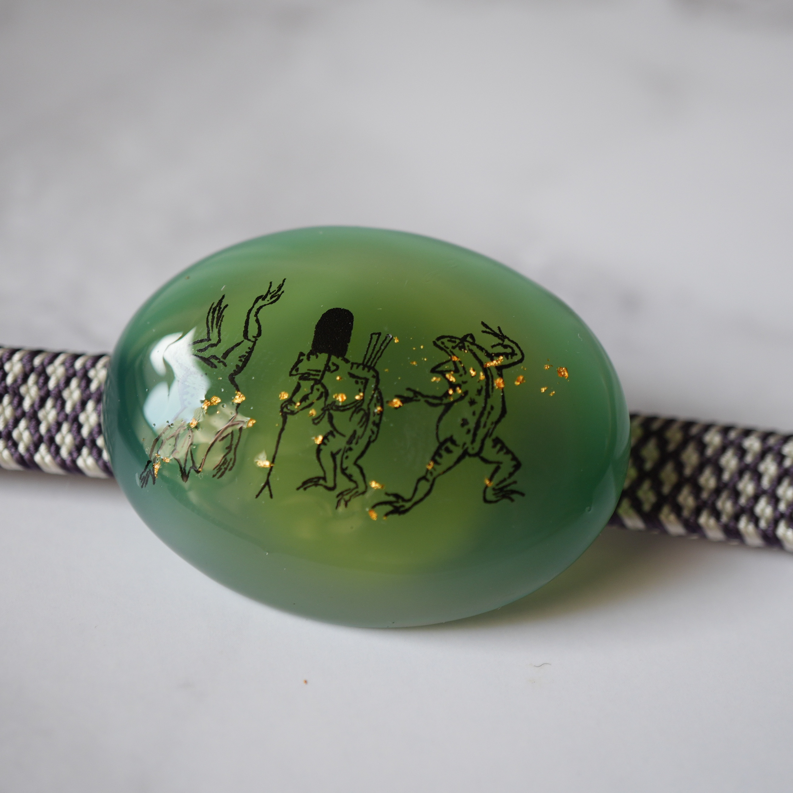 天然石グリーン瑪瑙と鳥獣戯画のカエル三匹、金沢箔の帯留め（金沢箔24K入り）ブローチ ポニーフック浴衣