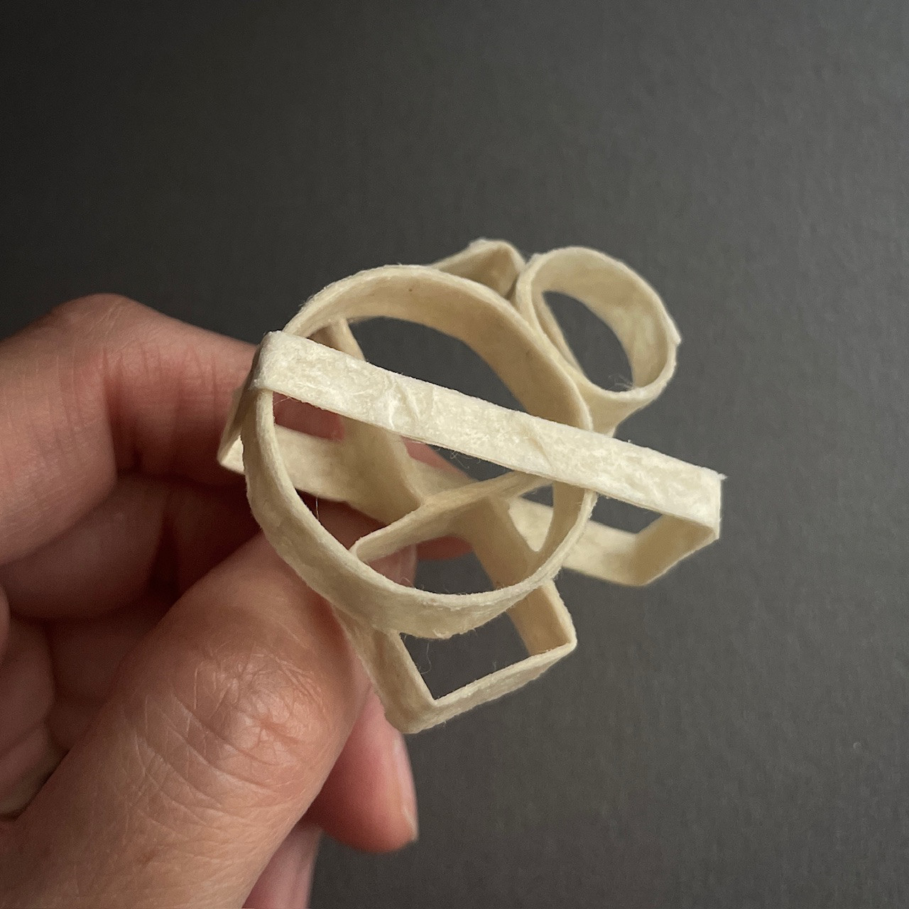 甘やかな余韻　手漉き和紙で丁寧に仕立てたブローチ