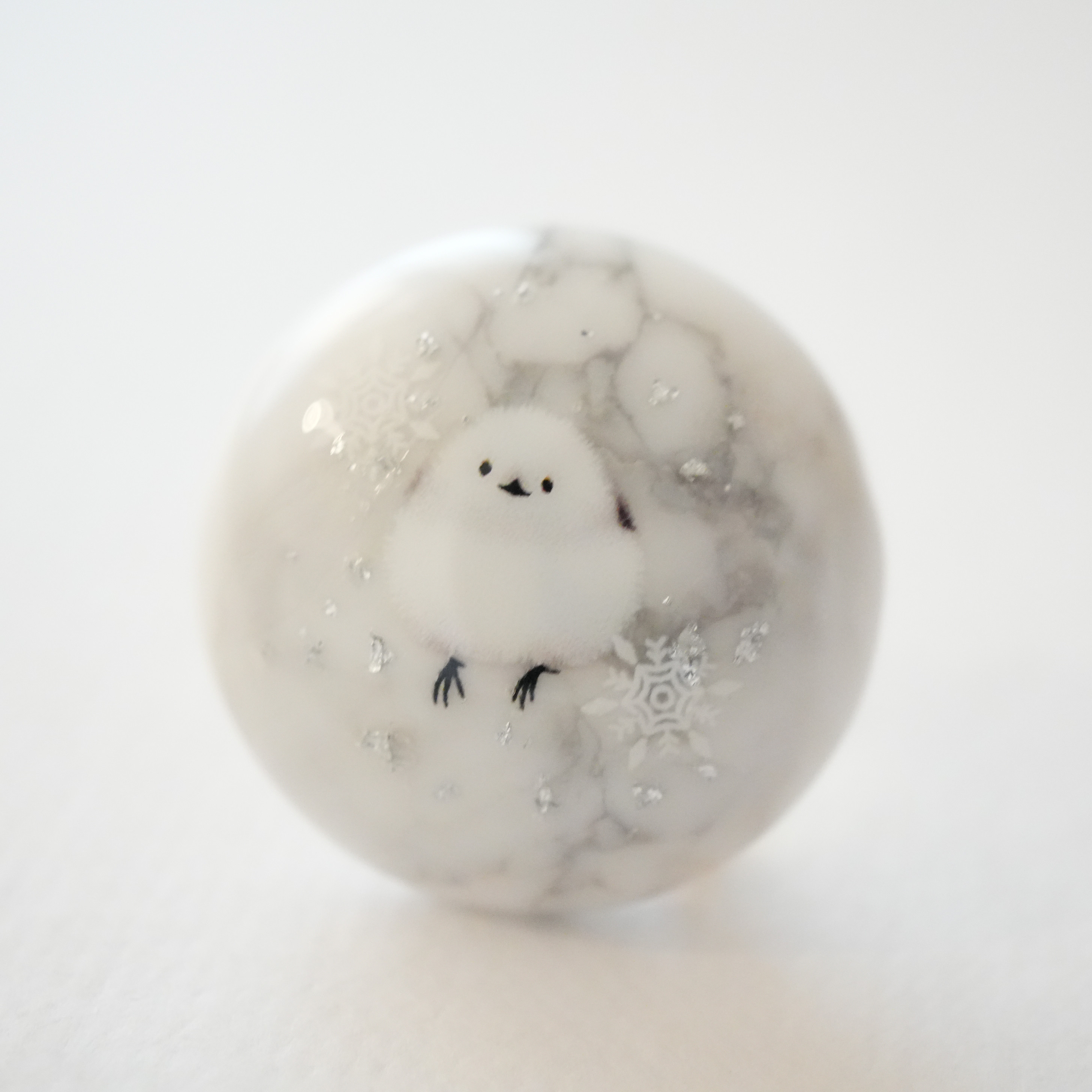 天然石ハウライトとシマエナガの帯留め　ブローチ 着物　振袖　和装アクセサリー　雪だるま　雪の結晶　冬　成人式