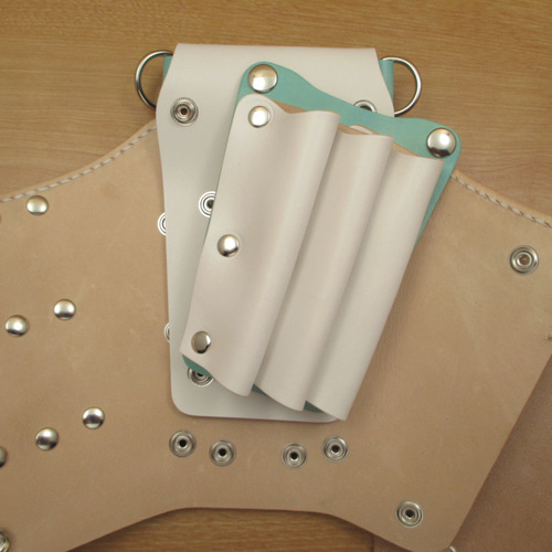 ホワイト＆空色　６丁差し　革ベルト付　本革　シザーケース　SCL-154/CWC 手縫い 本革 6丁差し シザーケース [革ベルト付き]（ ホワイト×空色