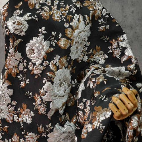 【銘品新品】京の名工認定「斉藤三才氏作」黒地「大牡丹文様」ジャガード織 長さ1m ジャガード生地 大判 花柄 大花 黒 金糸 浮彫 綺麗 上品 布