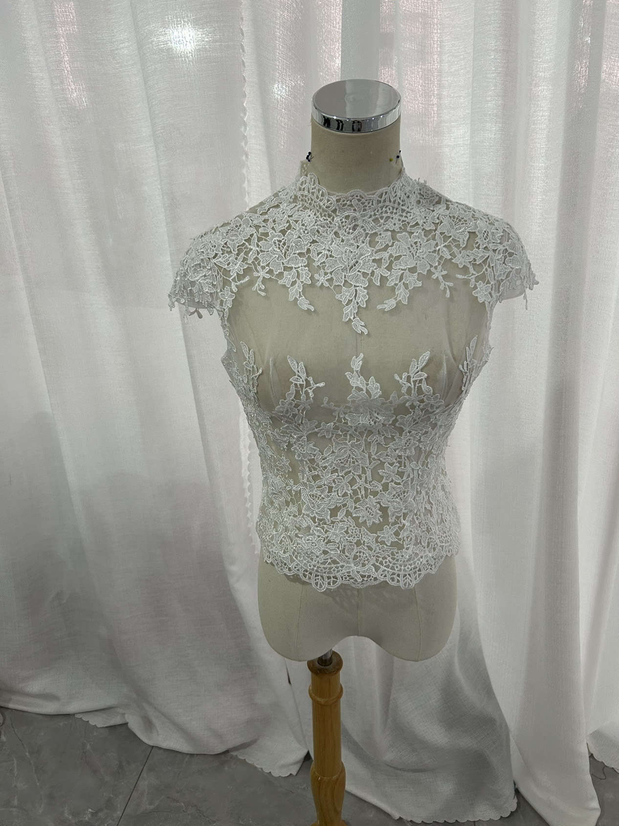上品なくるみボタン　ハイネック　レースボレロ　トップス　ウエディングドレス