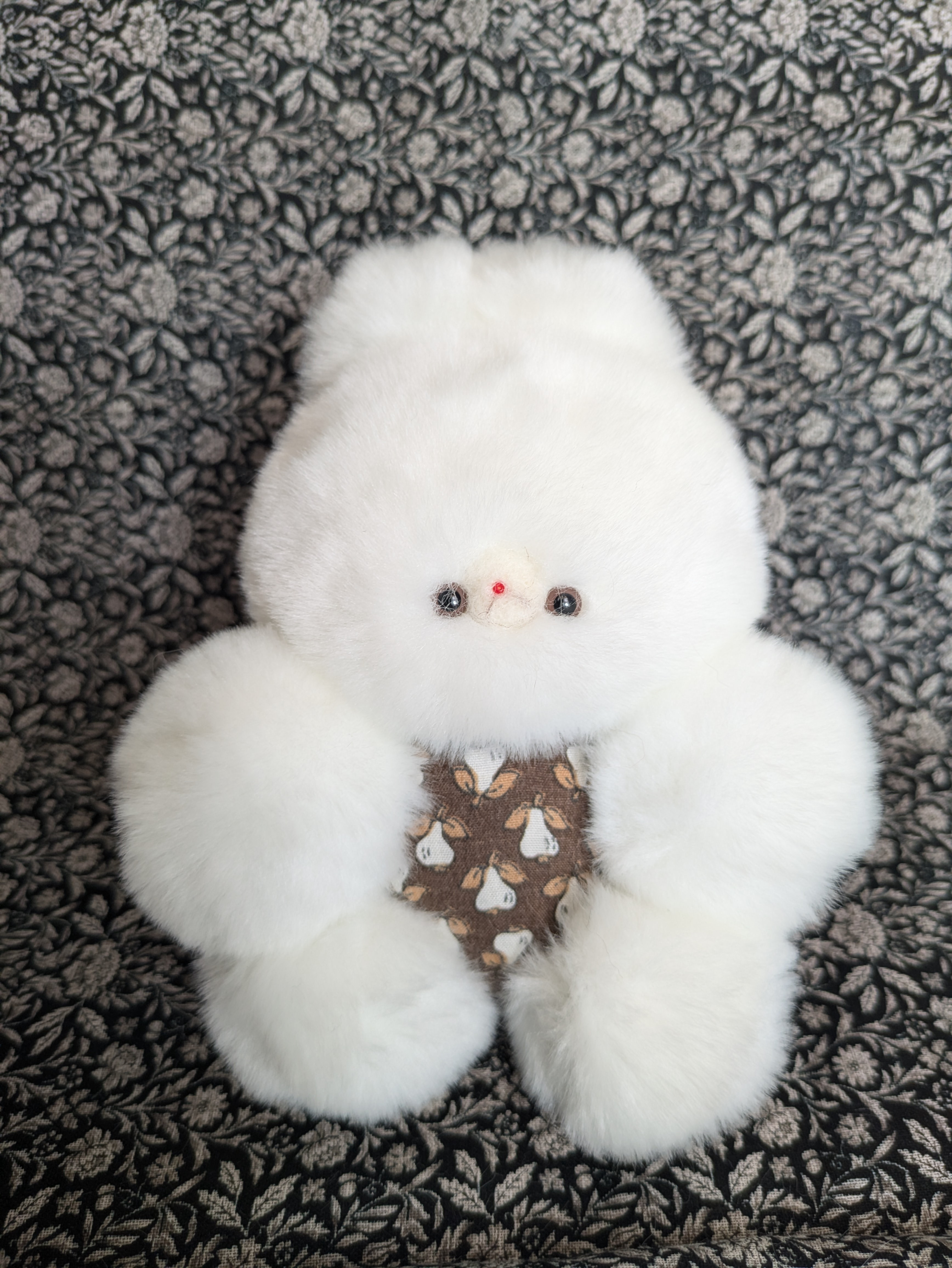 洋梨がにあうのうさぎさんのぬいぐるみ