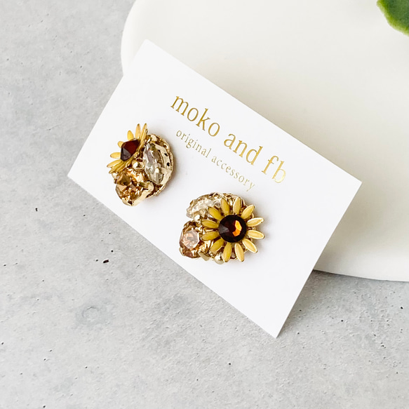 小さなひまわりのビジューピアス/イヤリング　アレルギー対応　向日葵　ゴールド　イエロー　夏 3枚目の画像