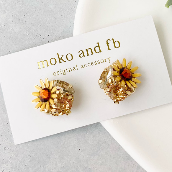 小さなひまわりのビジューピアス/イヤリング　アレルギー対応　向日葵　ゴールド　イエロー　夏 1枚目の画像