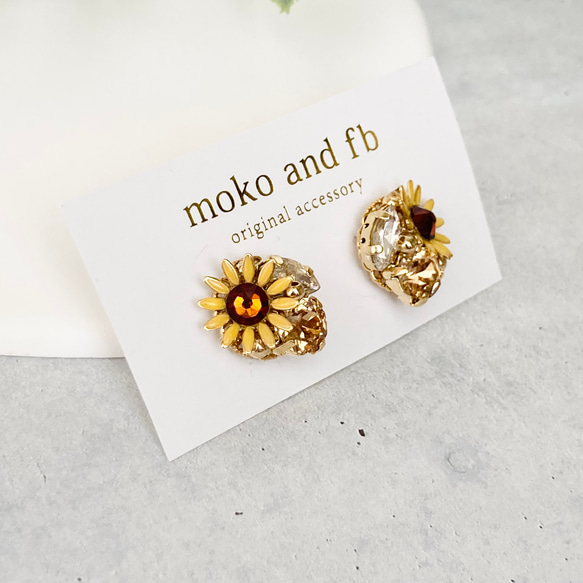 小さなひまわりのビジューピアス/イヤリング　アレルギー対応　向日葵　ゴールド　イエロー　夏 4枚目の画像