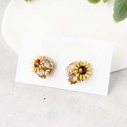 小さなひまわりのビジューピアス/イヤリング　アレルギー対応　向日葵　ゴールド　イエロー　夏 2枚目の画像