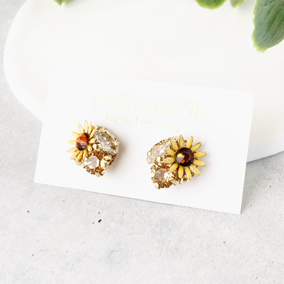 小さなひまわりのビジューピアス/イヤリング　アレルギー対応　向日葵　ゴールド　イエロー　夏 2枚目の画像