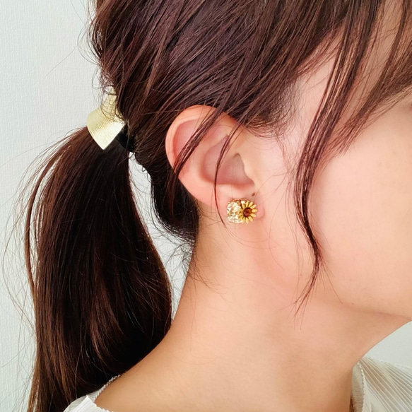 小さなひまわりのビジューピアス/イヤリング　アレルギー対応　向日葵　ゴールド　イエロー　夏 5枚目の画像