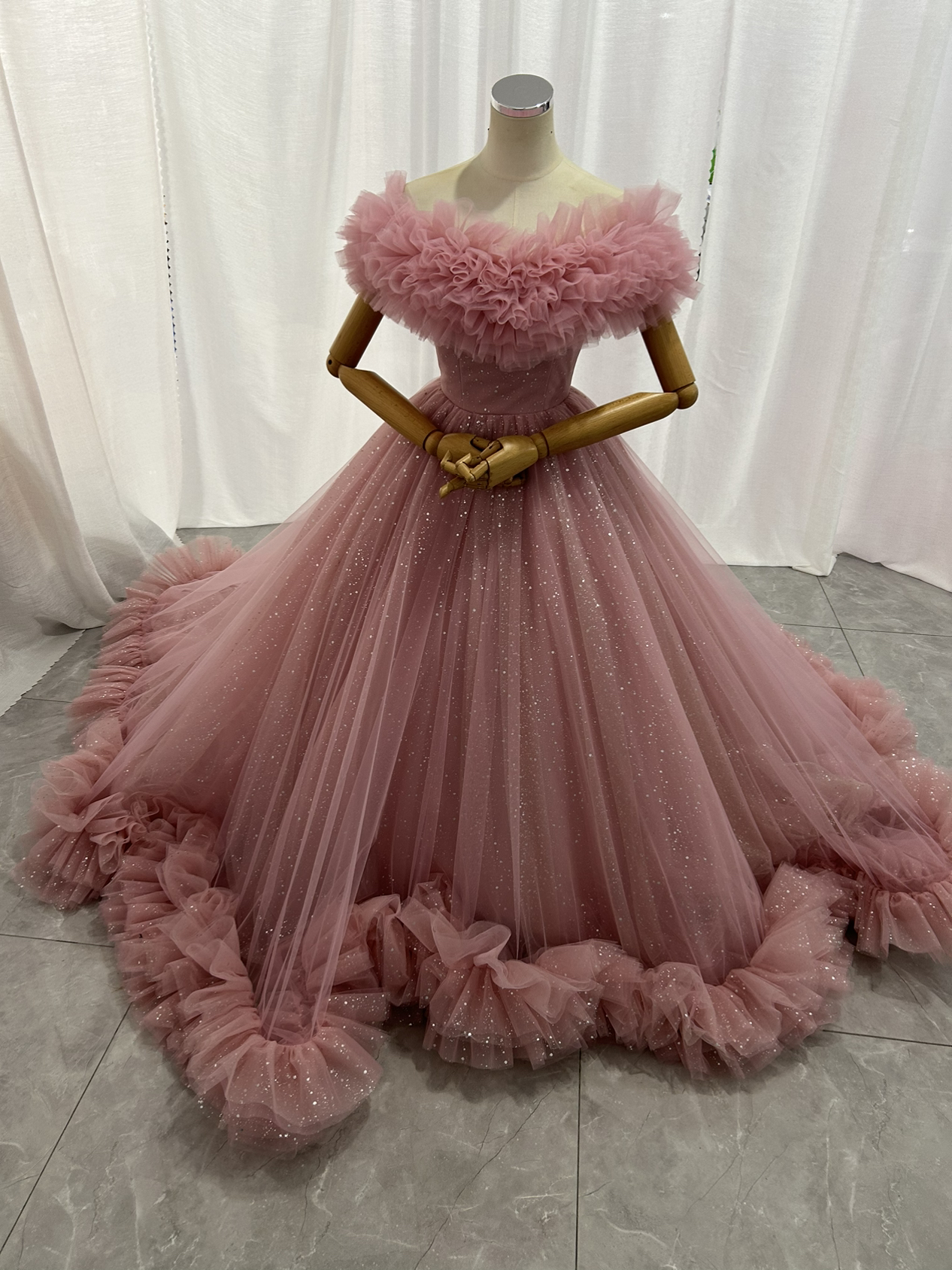 フリルドレス カラードレス ピンク キラキラグリッターチュール オフショルダー 花嫁/前撮り