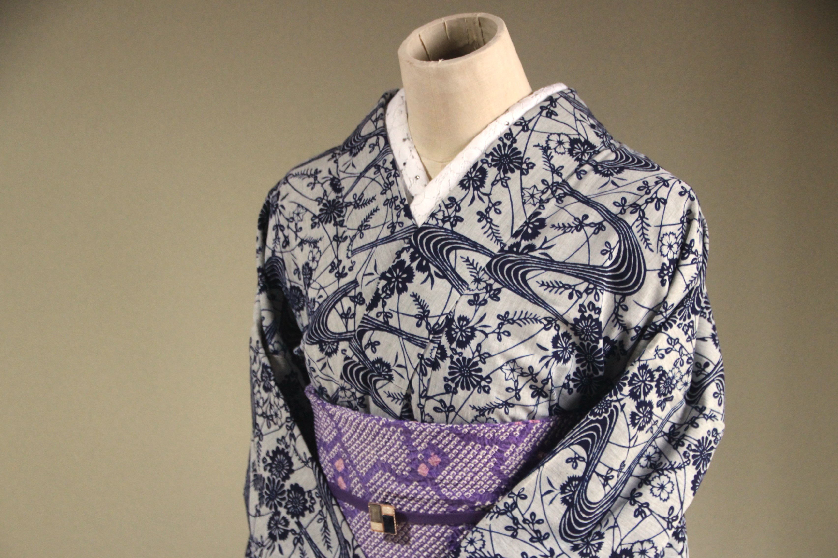 手染め型染【灰色地　濃紺】秋の花　影絵のような萩と撫子が涼し気トールサイズ　裄67.5ｃｍ　総手縫い木綿