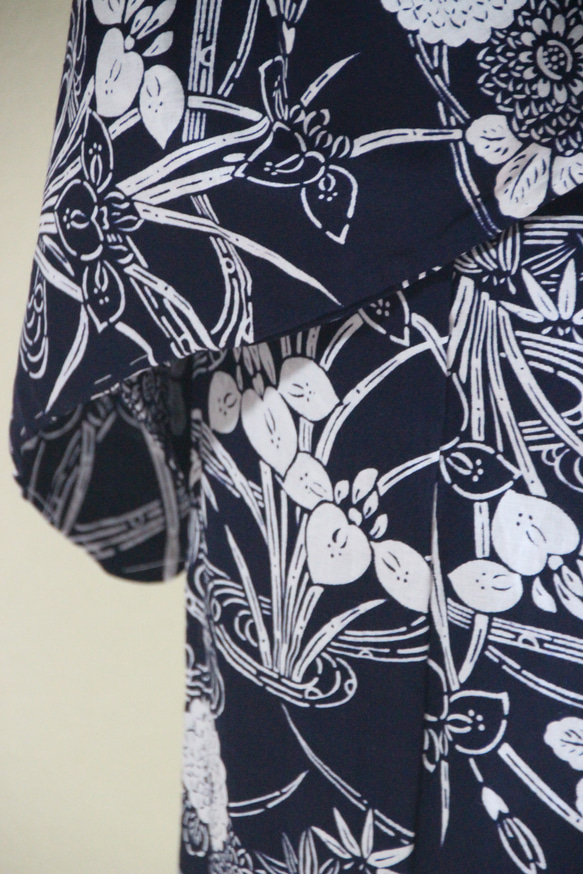 手染め型染　型染浴衣　【濃紺】　型染の万寿菊と菖蒲が美しい　モアトールサイズ　裄70ｃｍ　総手縫い木綿 4枚目の画像