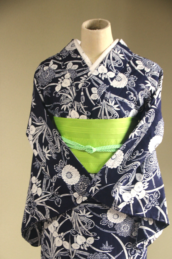 手染め型染　型染浴衣　【濃紺】　型染の万寿菊と菖蒲が美しい　モアトールサイズ　裄70ｃｍ　総手縫い木綿 1枚目の画像