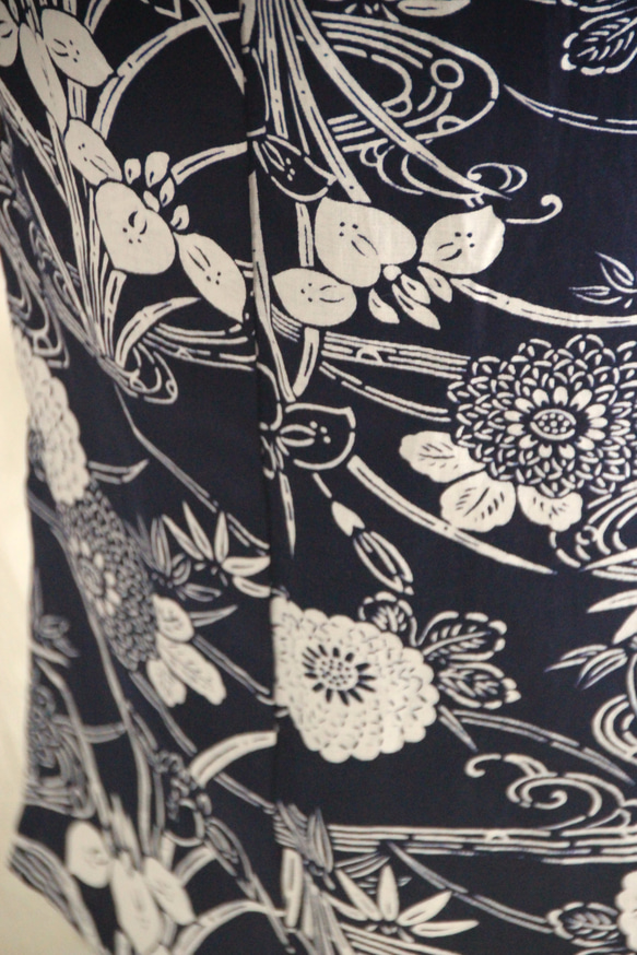 手染め型染　型染浴衣　【濃紺】　型染の万寿菊と菖蒲が美しい　モアトールサイズ　裄70ｃｍ　総手縫い木綿 7枚目の画像