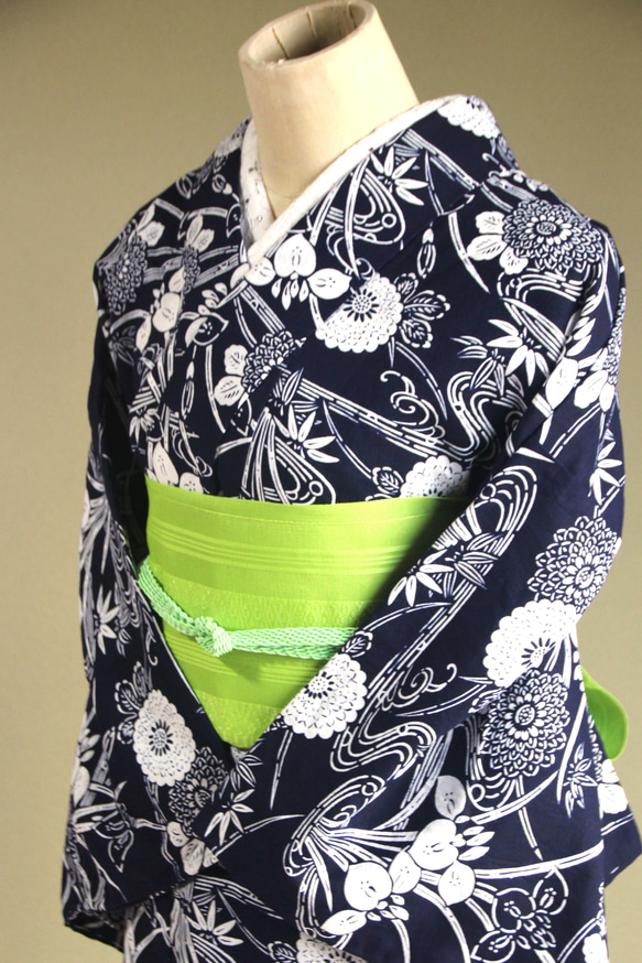 手染め型染　型染浴衣　【濃紺】　型染の万寿菊と菖蒲が美しい　モアトールサイズ　裄70ｃｍ　総手縫い木綿 2枚目の画像