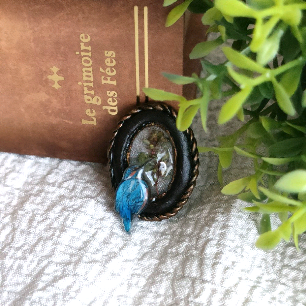 青い宝石・カワセミの幸運ブローチ｜手描き一点もの・自然のお守り