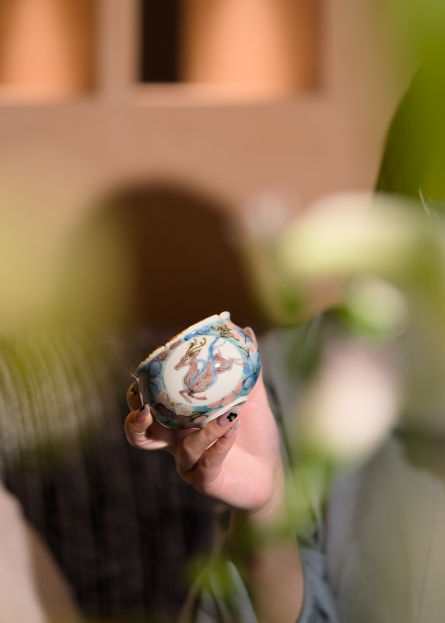 無垠裡｜やさしさをまとう手仕事のうつわ「敦煌の夢・九色の鹿」お財布かたちの茶杯｜景徳鎮 釉下彩・ラテアート対応カップ